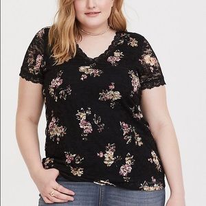⭐️ LAST CHANCE SALE⭐️ Torrid Black Floral Lace Tee